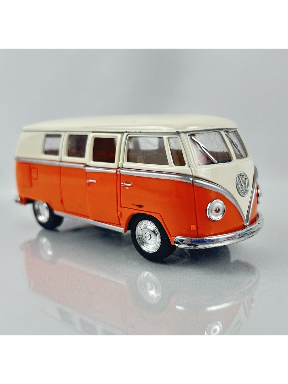 Kinsmart Volkswagen Bus 1962 Classic Car Toy 1/32 With Pull Back Action